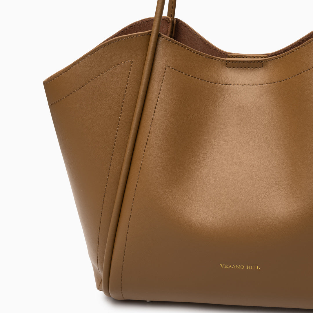 Grand sac épaule en cuir aux lignes angulaires