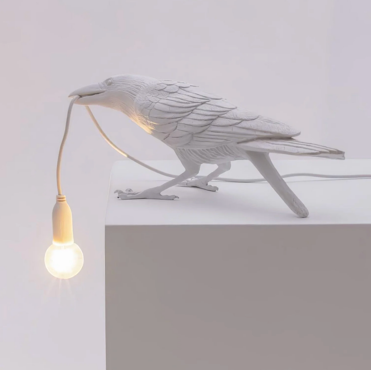 Lampe de table sculpture corbeau en résine