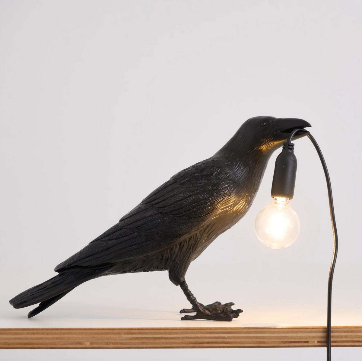 Lampe de table sculpture corbeau en résine