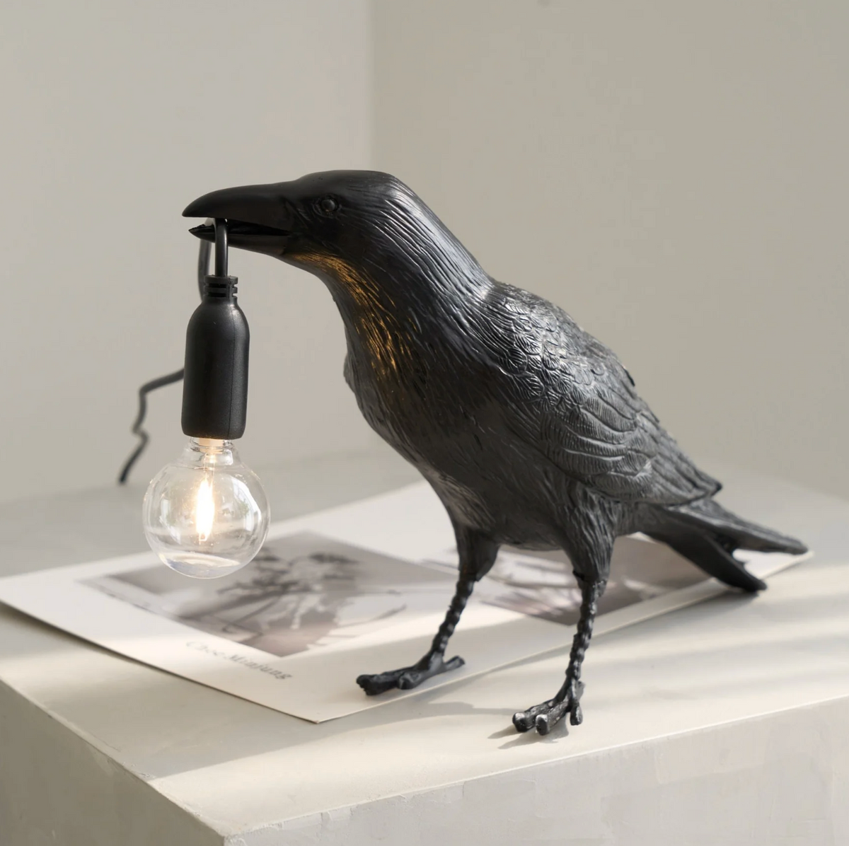 Lampe de table sculpture corbeau en résine