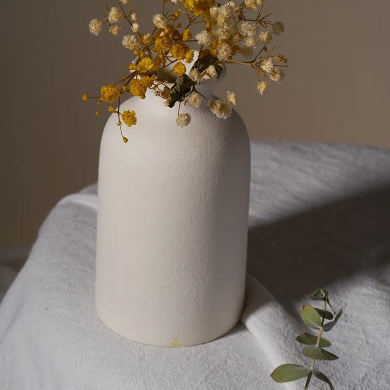 Vase Conique Moderne en Argile Mouchetée