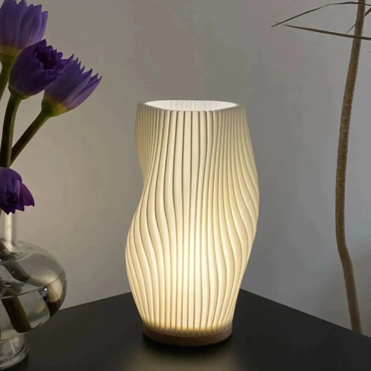 Lampe de Table : Élégance Naturelle en Lumière – Design Ondulé 3