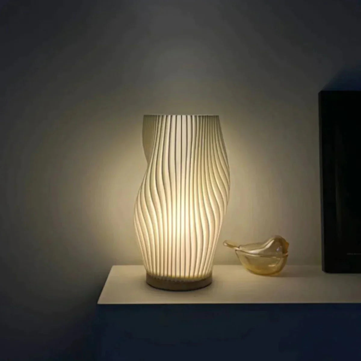 Lampe de Table : Élégance Naturelle en Lumière – Design Ondulé 8