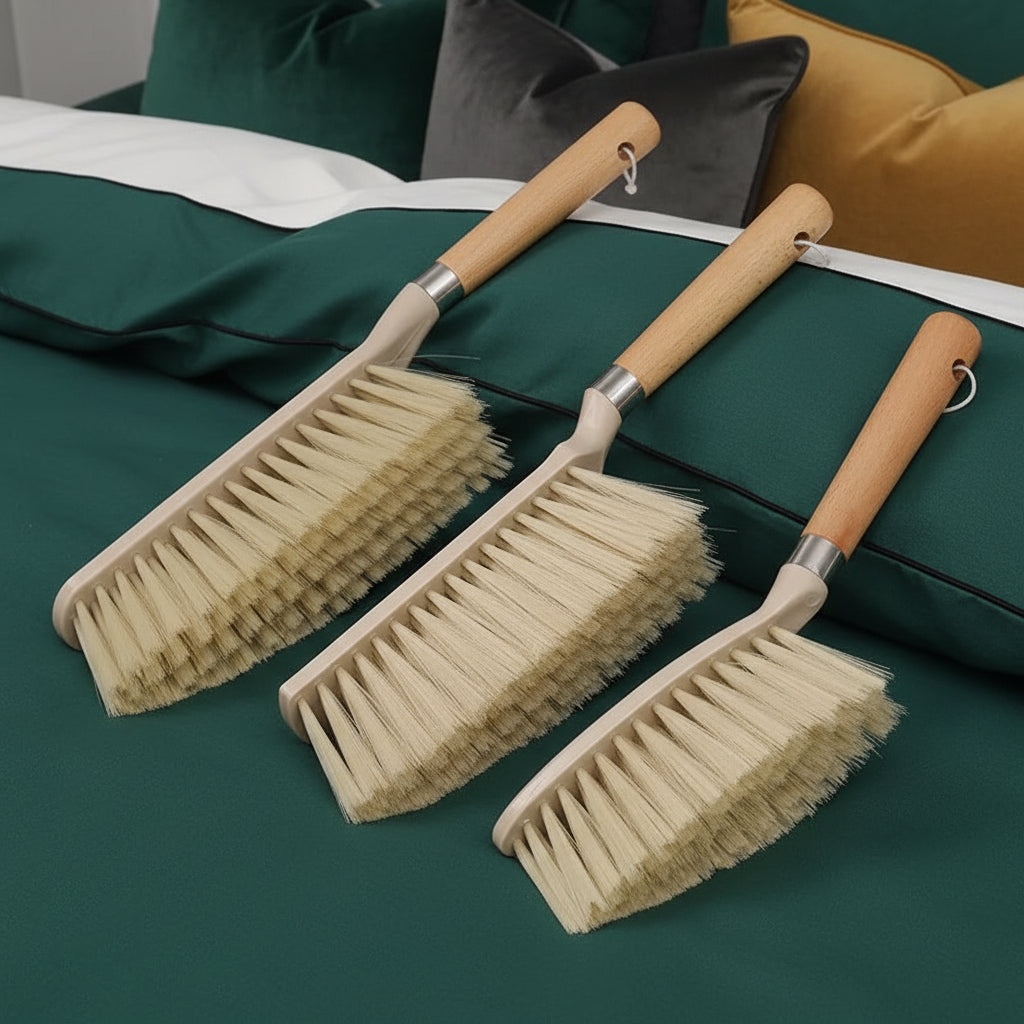 Maison Elmora | Brosse en Bois de Hêtre pour Lit avec Long Manche | Nettoyage Doux et Efficace pour Vos Surfaces Délicates 1