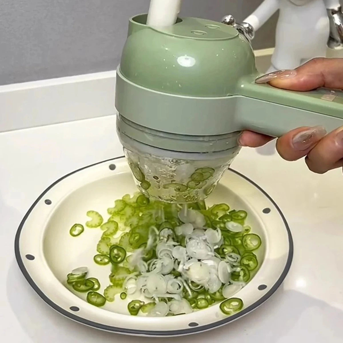 Maison Elmora | Hachoir à Légumes Compact avec Design Ergonomique | Préparation Rapide et Efficace pour une Cuisine Élégante 4