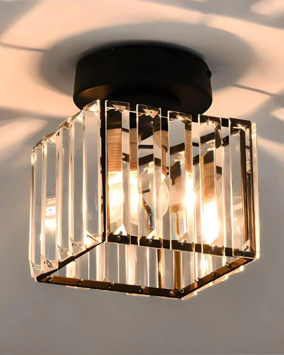 Plafonnier en verre facetté, base noir mat ou dorée