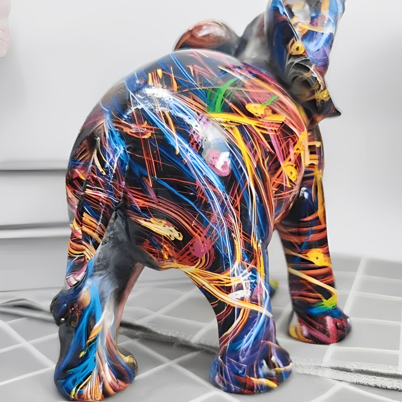 Figurine Éléphant Graffiti Abstrait avec Défenses Dorées