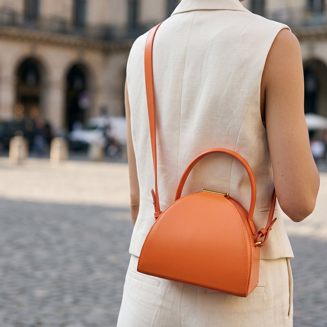 Sac à main demi-lune en similicuir, fermoir barrette dorée