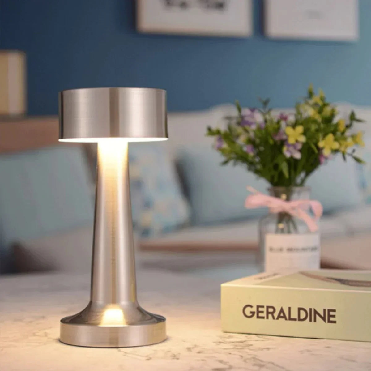 SleekGlow - Lampe de table moderne et élégante pour intérieur