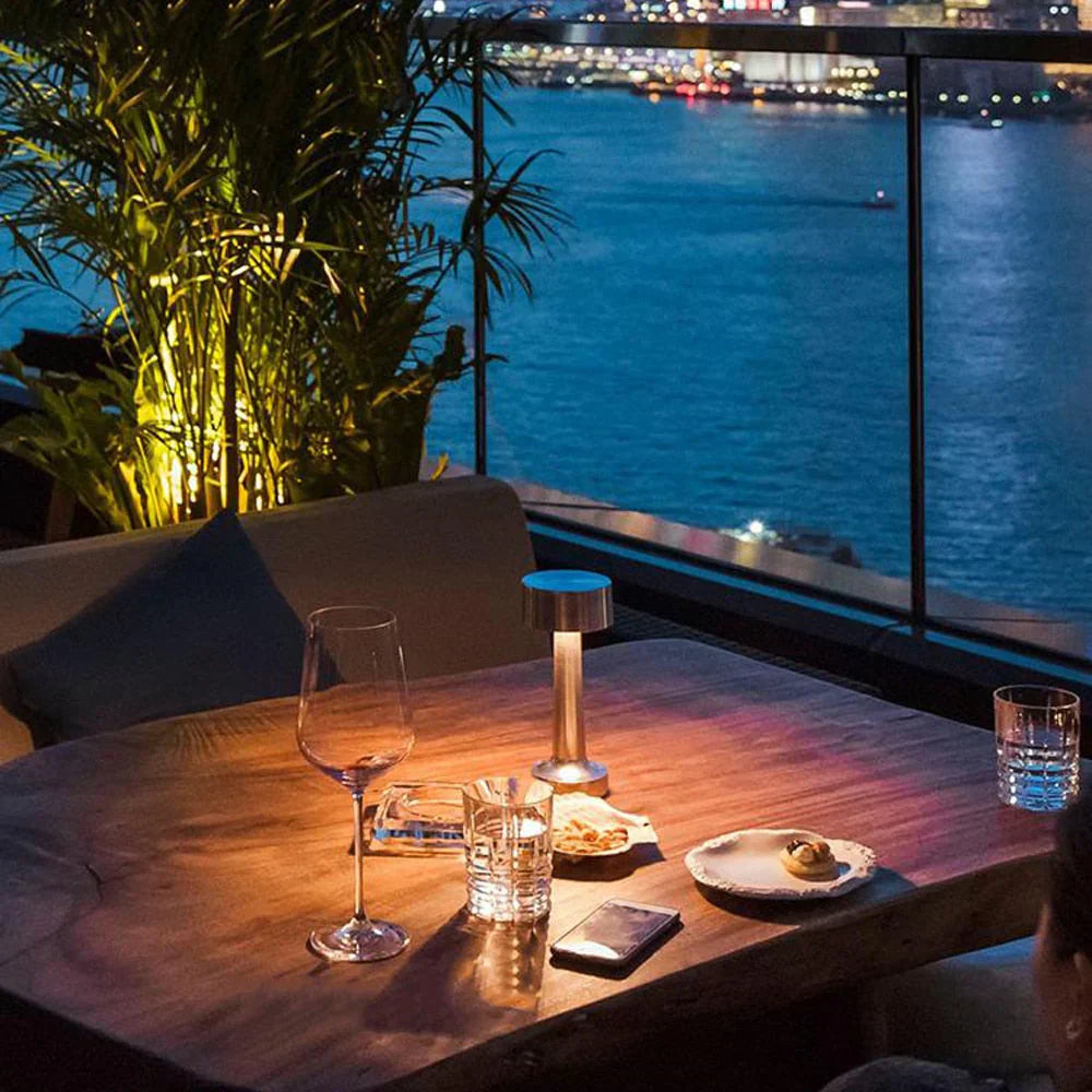 SleekGlow - Lampe de table moderne et élégante pour intérieur