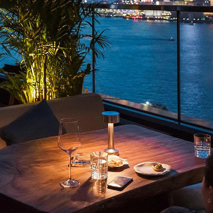 SleekGlow - Lampe de table moderne et élégante pour intérieur