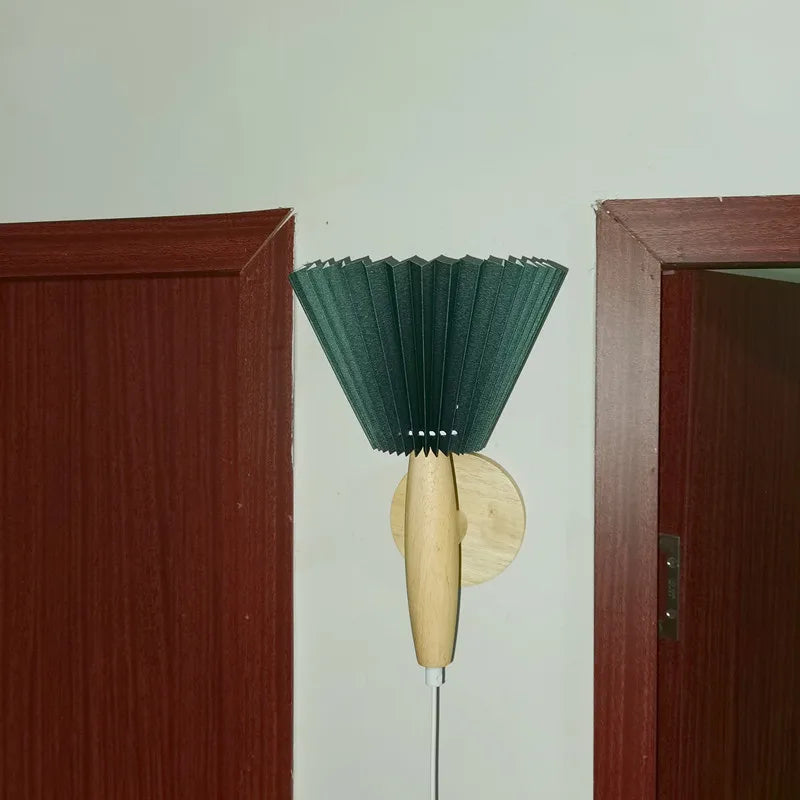 Applique murale en bois avec abat-jour plissé