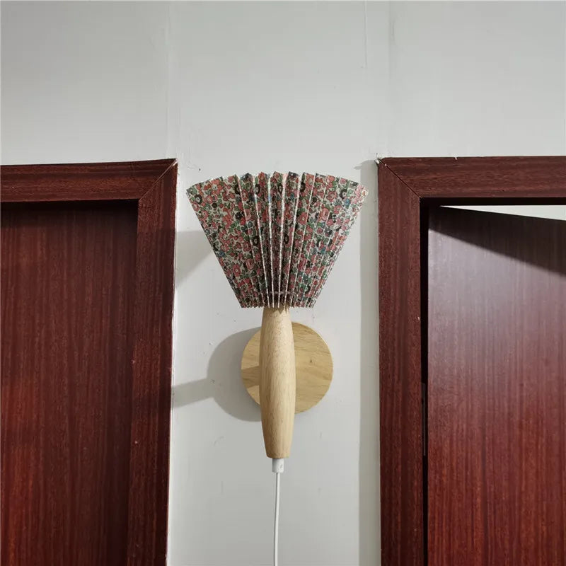 Applique murale en bois avec abat-jour plissé