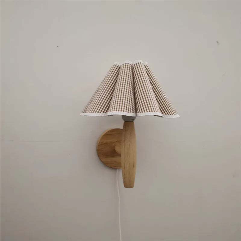 Applique murale en bois avec abat-jour plissé