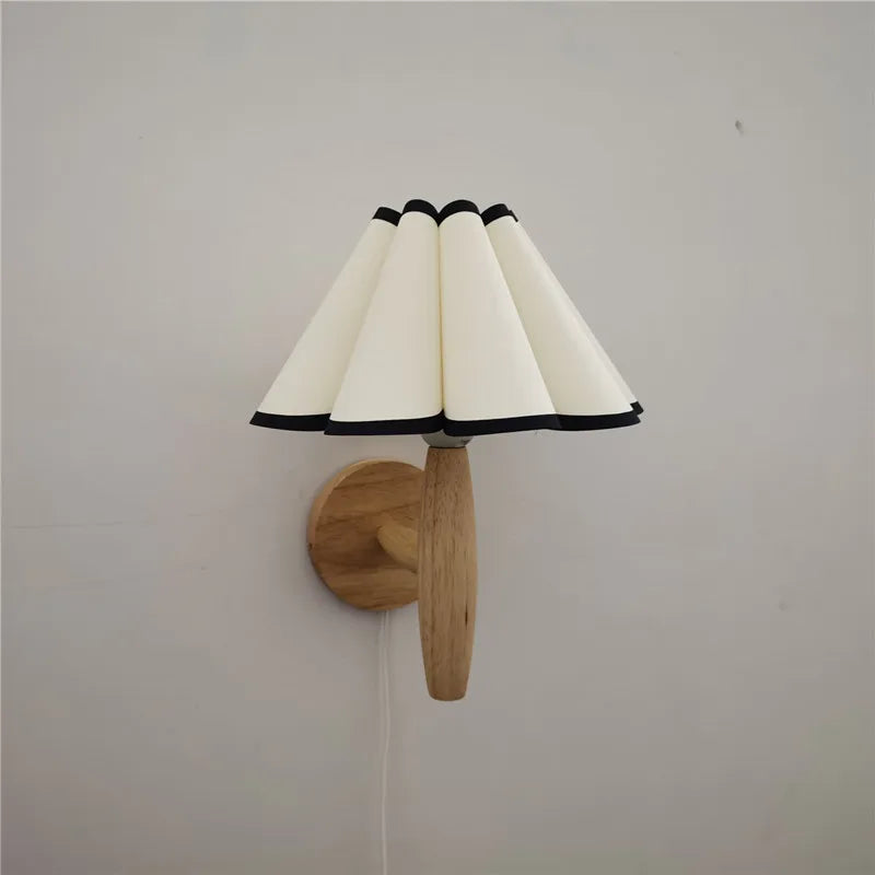Applique murale en bois avec abat-jour plissé