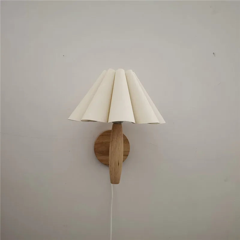 Applique murale en bois avec abat-jour plissé