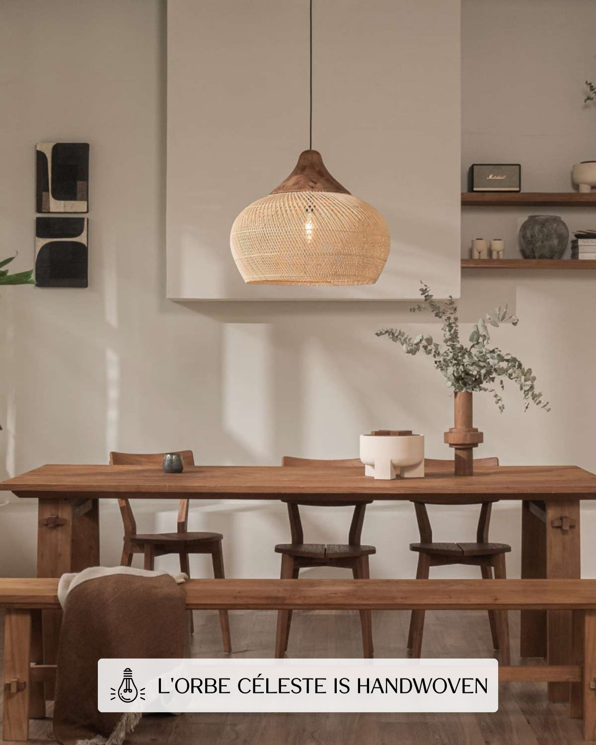 Suspension globe en rotin tressé main et bois