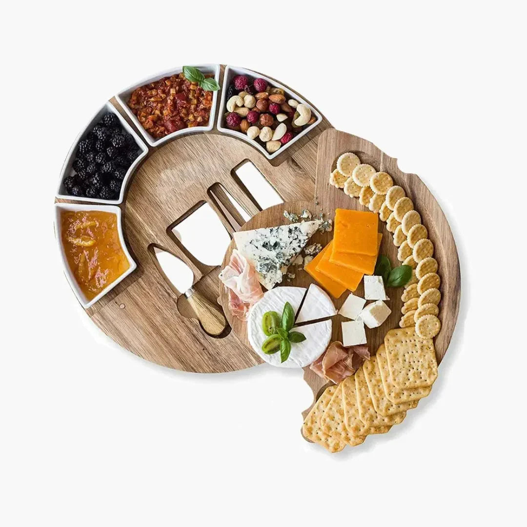 Plateau à fromages en acacia avec couteaux