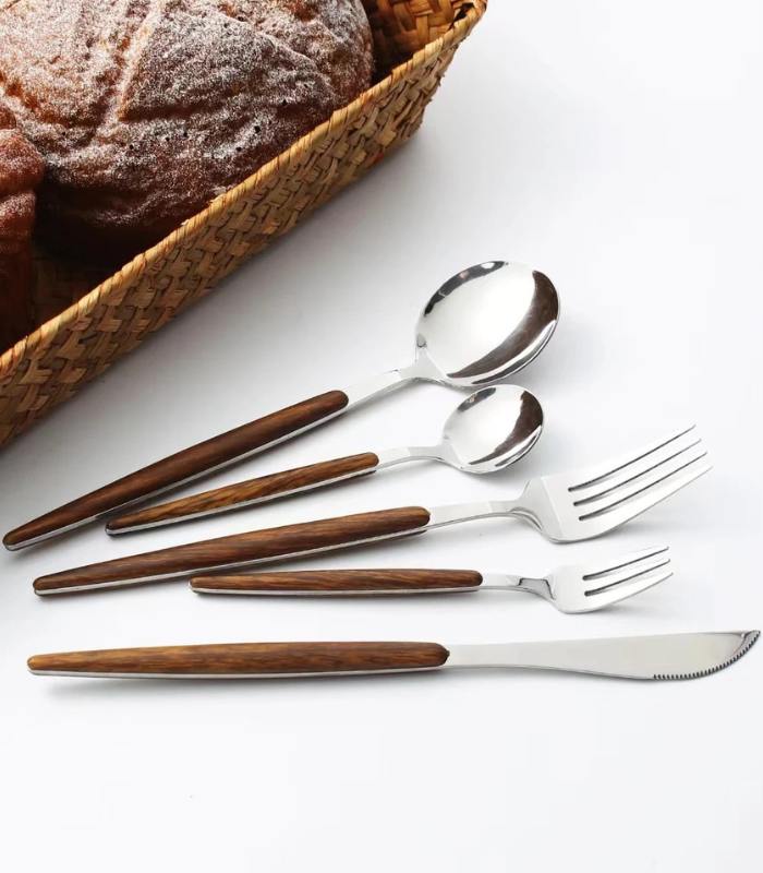 Couverts inox et bois, 16 pièces, doré ou argenté