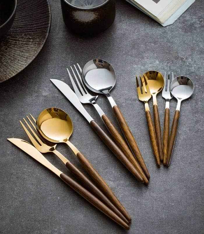 Couverts inox et bois, 16 pièces, doré ou argenté