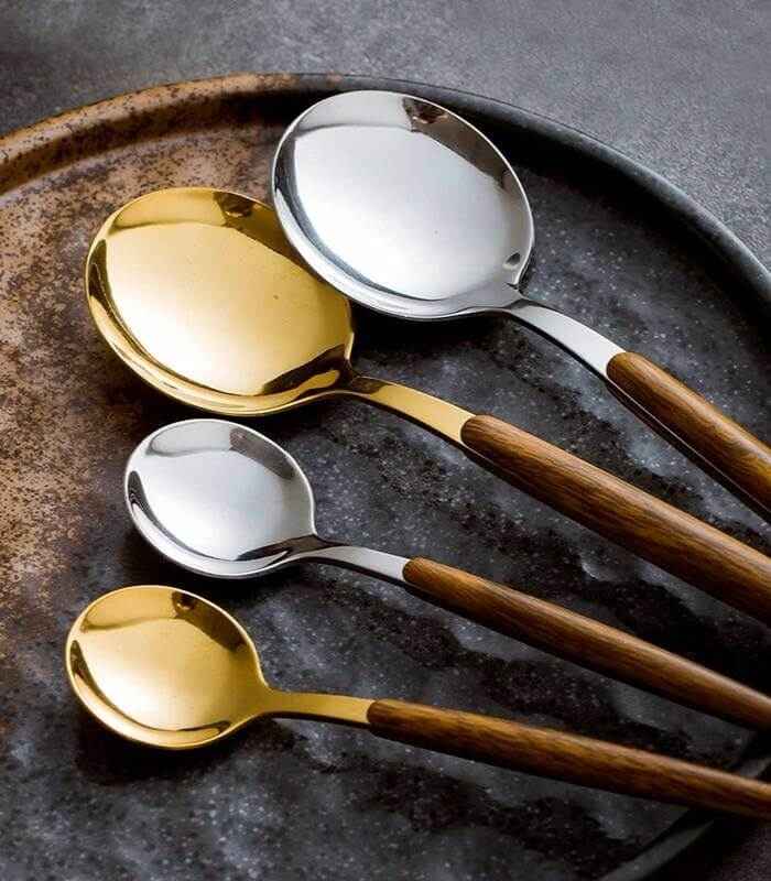 Couverts inox et bois, 16 pièces, doré ou argenté