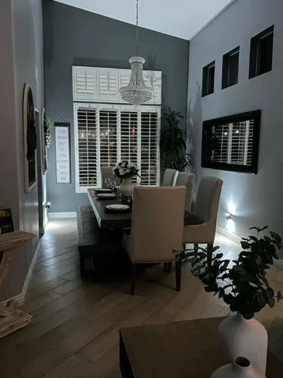 Mise en situation de la lampe Clair dans une salle à manger contemporaine près d'une fenêtre.