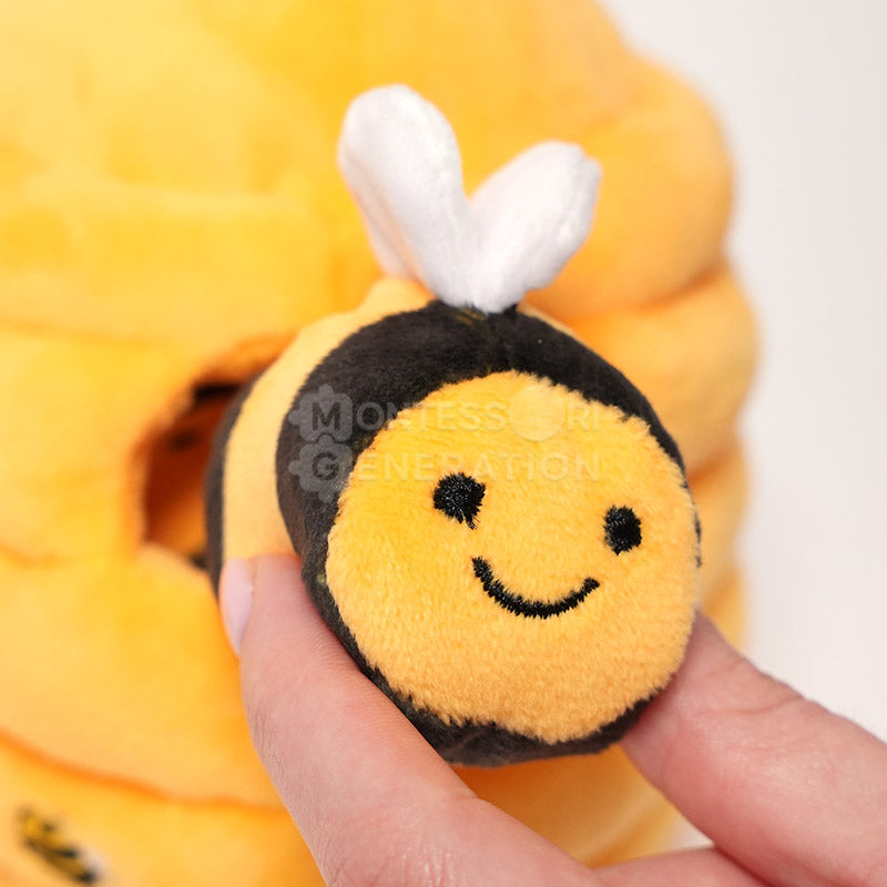 Ruche d'éveil en peluche avec 5 abeilles
