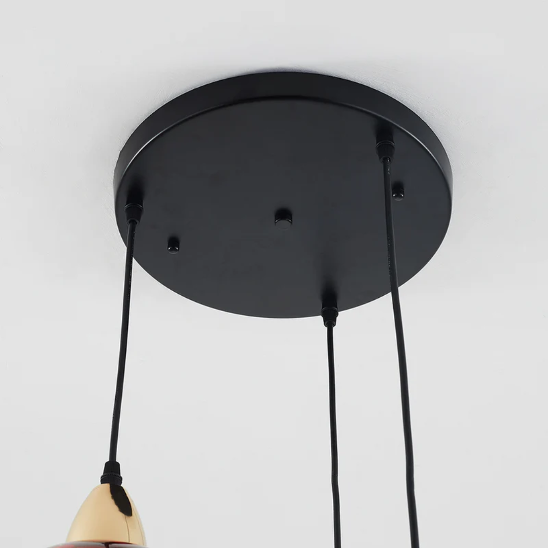 Support de plafond rond en métal noir mat pour lustre triple au design industriel chic.