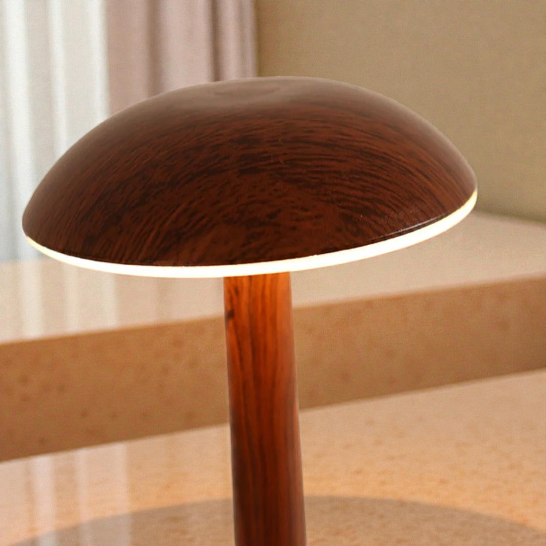 Gros plan sur l'abat-jour en forme de champignon de la lampe Sharina montrant la texture du bois.