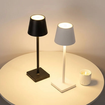 Duo de lampes de table Aura en finitions noir et blanc sur une table minimaliste.