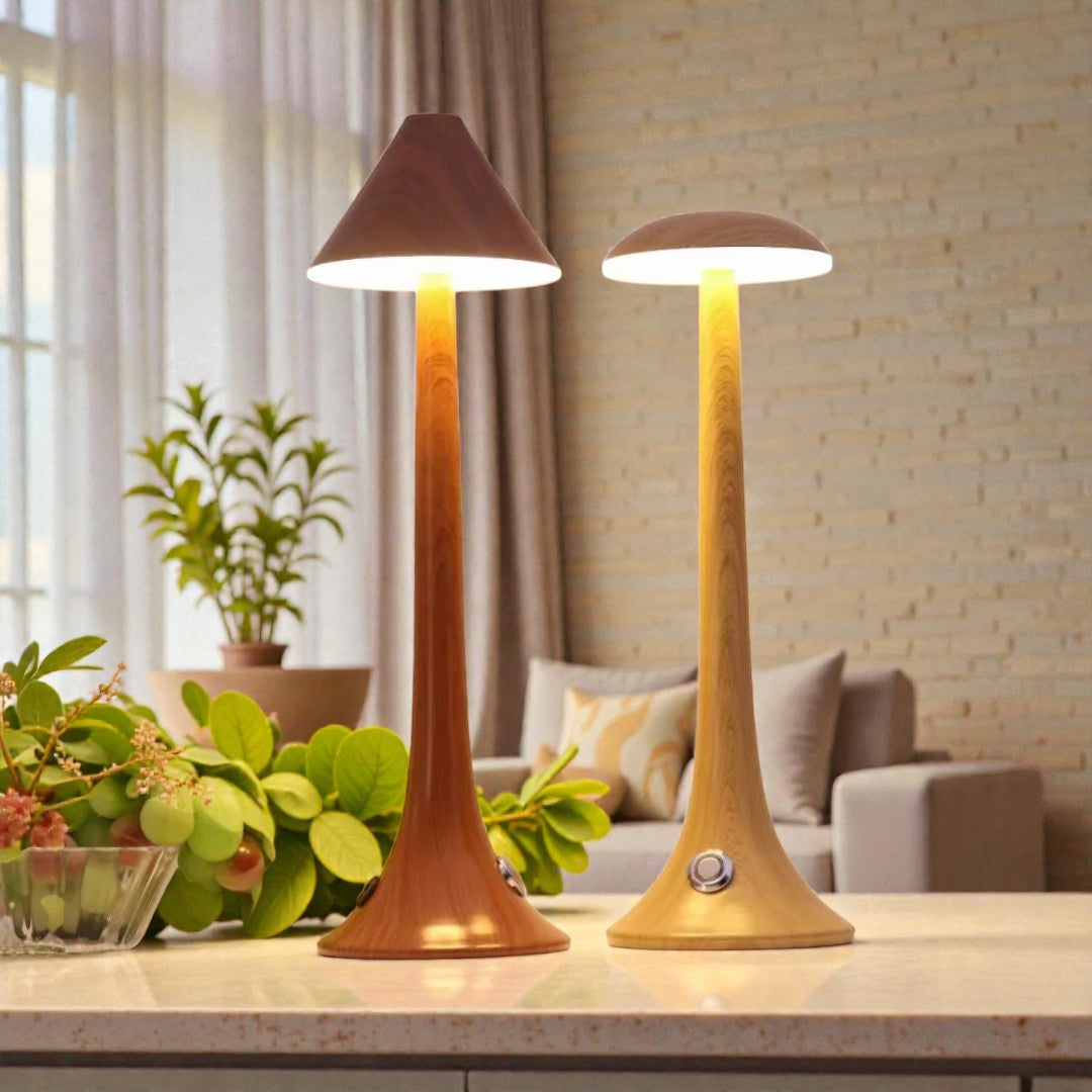 Deux lampes rechargeables Sharina en bois foncé et clair illuminant un plan de travail moderne.