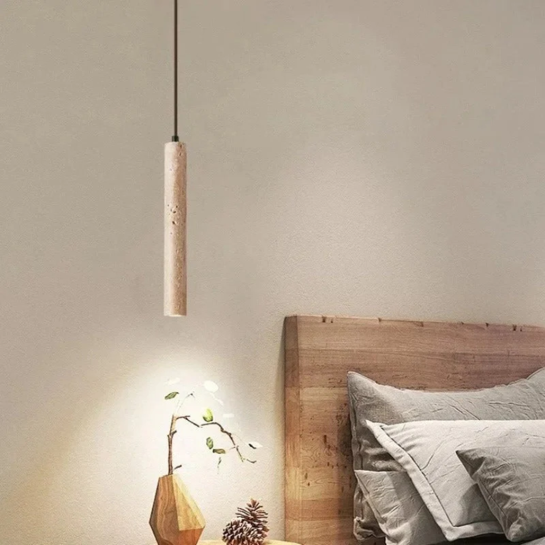 Suspension Ligne de Pierre utilisée comme éclairage de chevet pour une ambiance zen et apaisante.