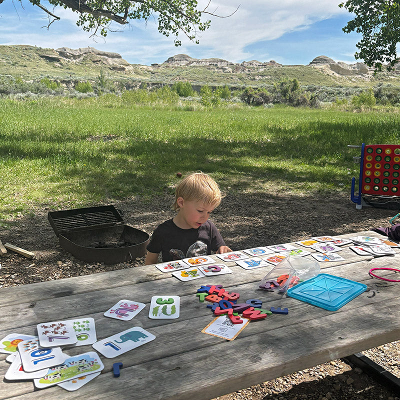 Cartes alphabet et chiffres avec lettres en bois