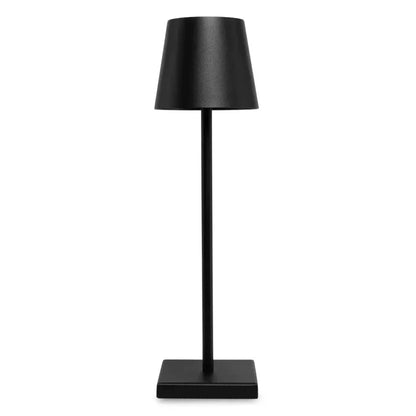 Vue studio de la lampe Aura en noir mat avec son abat-jour conique classique.