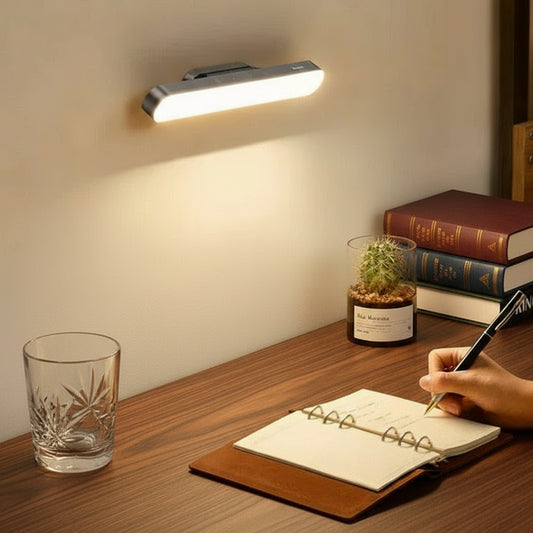 Barre lumineuse LED Intuitive installée au-dessus d'un bureau en bois pour un éclairage de travail optimal.