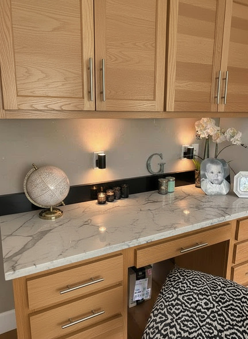 Applique murale Clair éclairant un plan de travail en bois dans un coin bureau ou une cuisine.