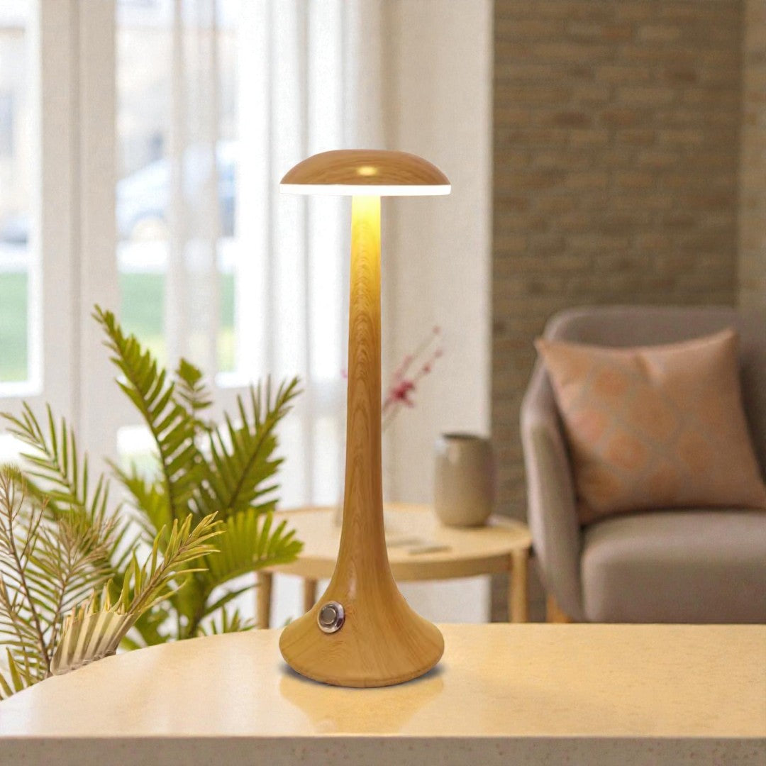 Lampe de table LED Sharina en bois clair au design scandinave posée sur un comptoir de salon.