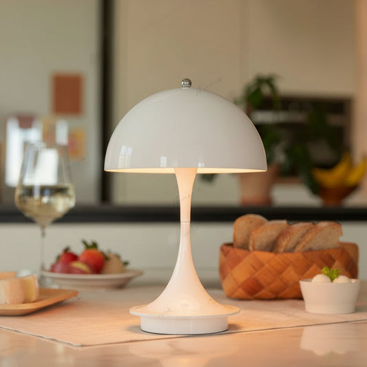 Lampe de table Éclat Nomade blanche allumée dans une cuisine moderne, créant une ambiance chaleureuse.