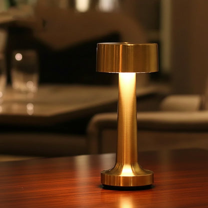 Lampe de table cylindrique Epure dorée au design minimaliste.