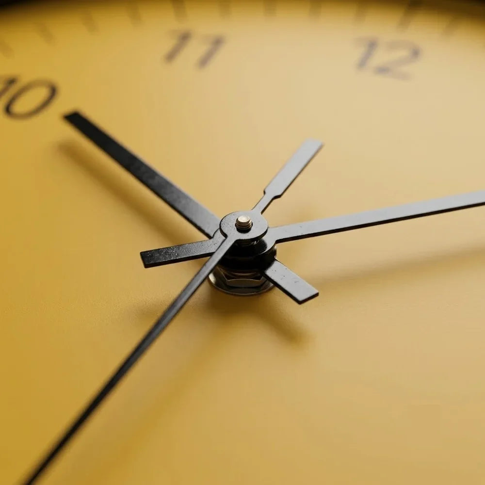 Horloge murale jaune minimaliste, mécanisme silencieux