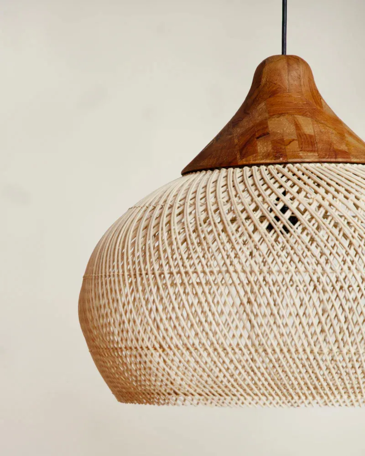 Suspension globe en rotin tressé main et bois