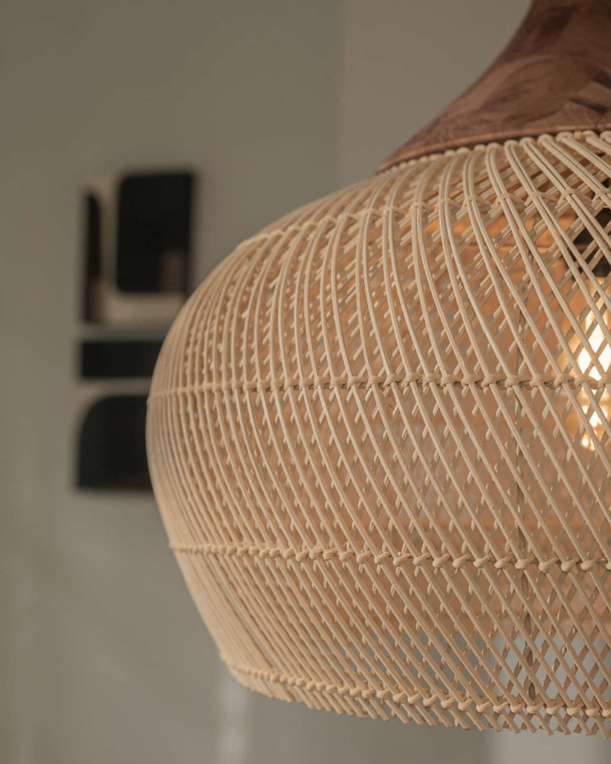 Suspension globe en rotin tressé main et bois