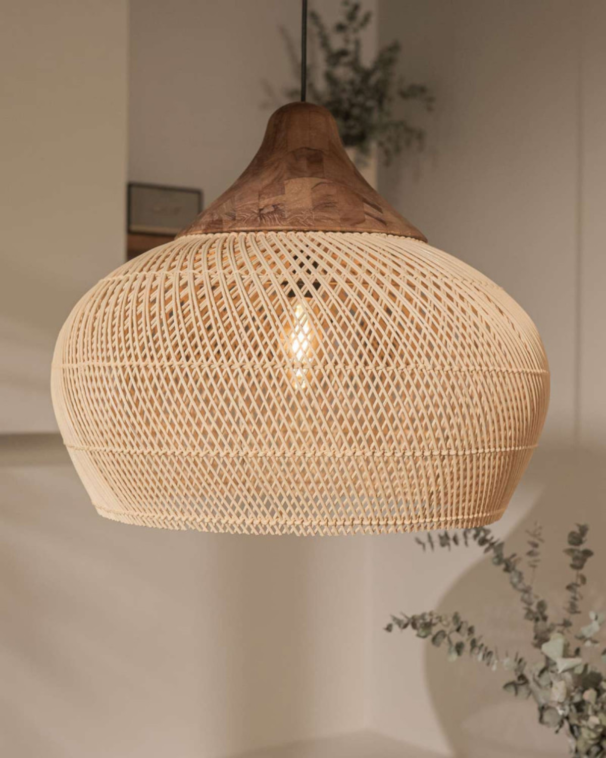 Suspension globe en rotin tressé main et bois