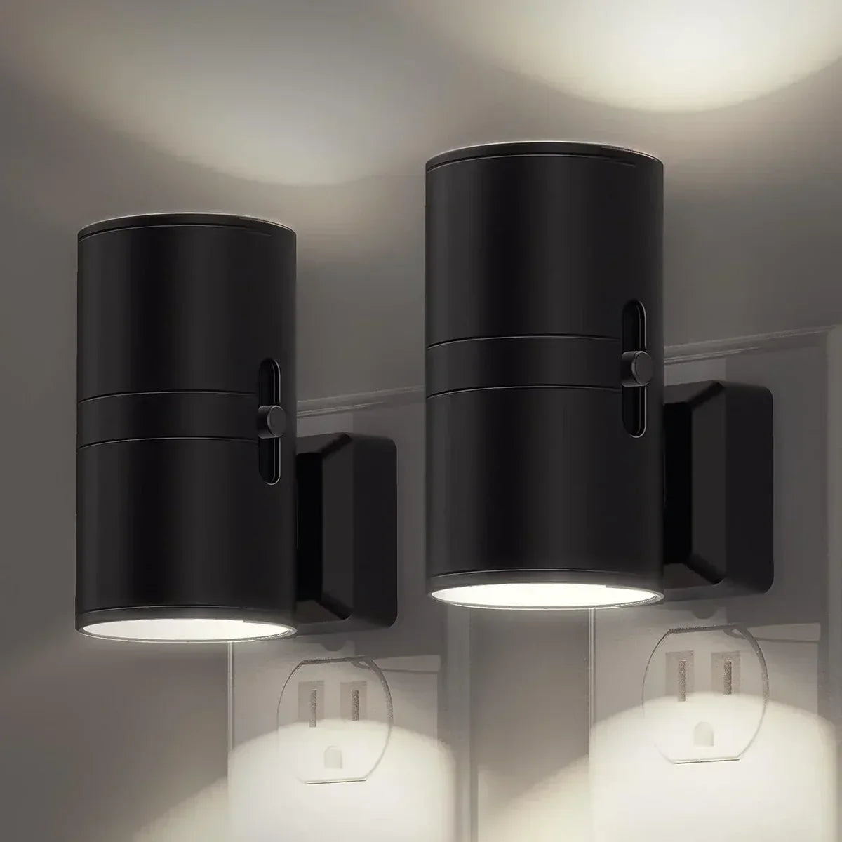 Vue rapprochée du luminaire Clair noir montrant son design cylindrique et son faisceau lumineux.