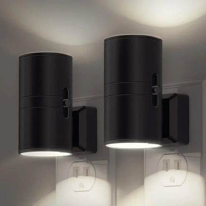 Vue rapprochée du luminaire Clair noir montrant son design cylindrique et son faisceau lumineux.