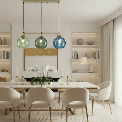 Le lustre triple Trilogie Lumineuse installé au-dessus d'une table à manger dans un intérieur moderne.