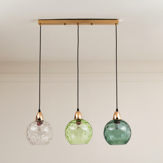 Lustre triple Trilogie Lumineuse avec trois globes en verre strié coloré et base dorée.