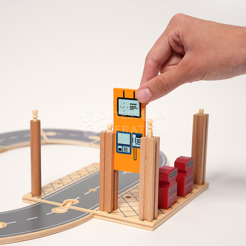 Station-service en bois, circuit et 2 véhicules, dès 3 ans