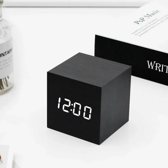 Réveil LED cube minimaliste avec température