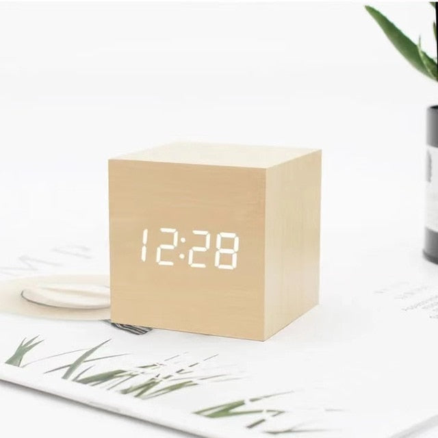 Réveil LED cube minimaliste avec température